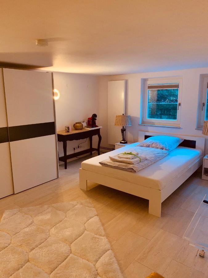 Souterrain Zimmer Mit Separatem Eingang Und Bad Düsseldorf Esterno foto